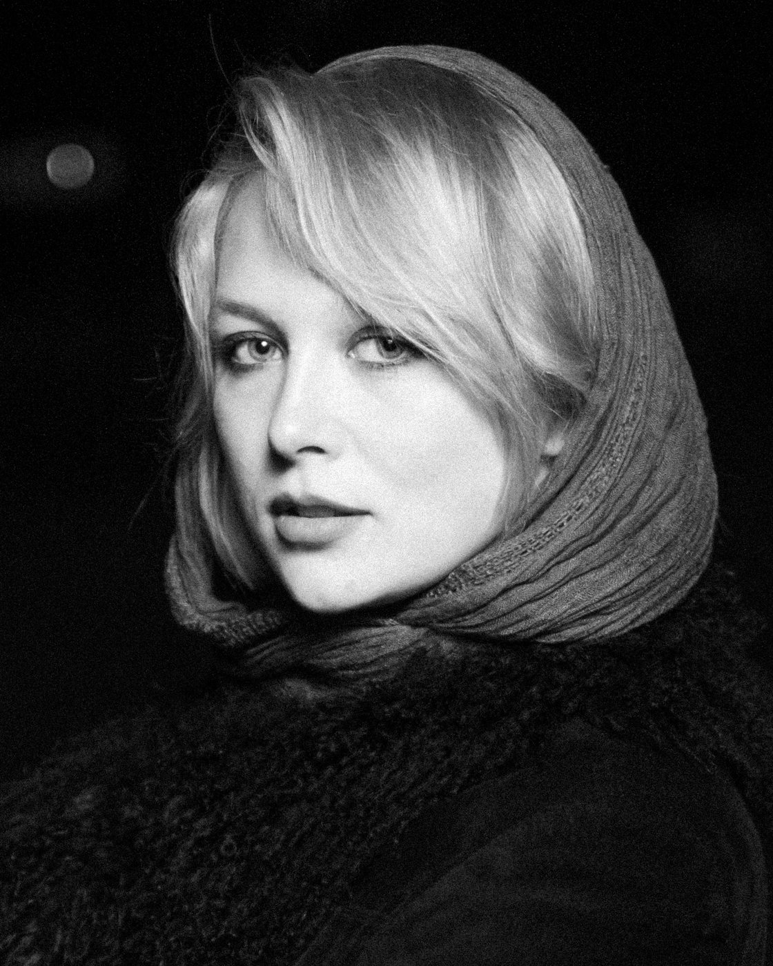 Black-and-white portrait of lvszly